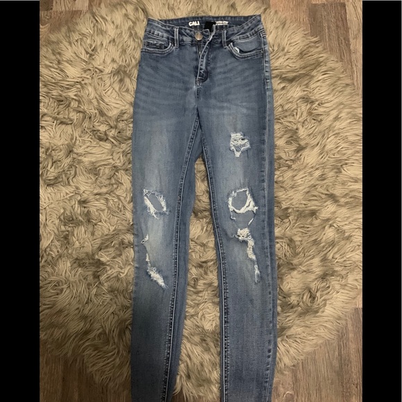 Cali ripped jeans/jegging. - Picture 2 of 5